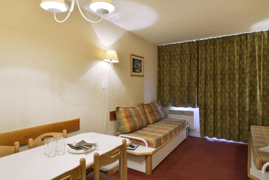 un salon avec un canapé et une table dans l'établissement Résidence Themis - Studio pour 4 Personnes 735, à Mâcot La Plagne
