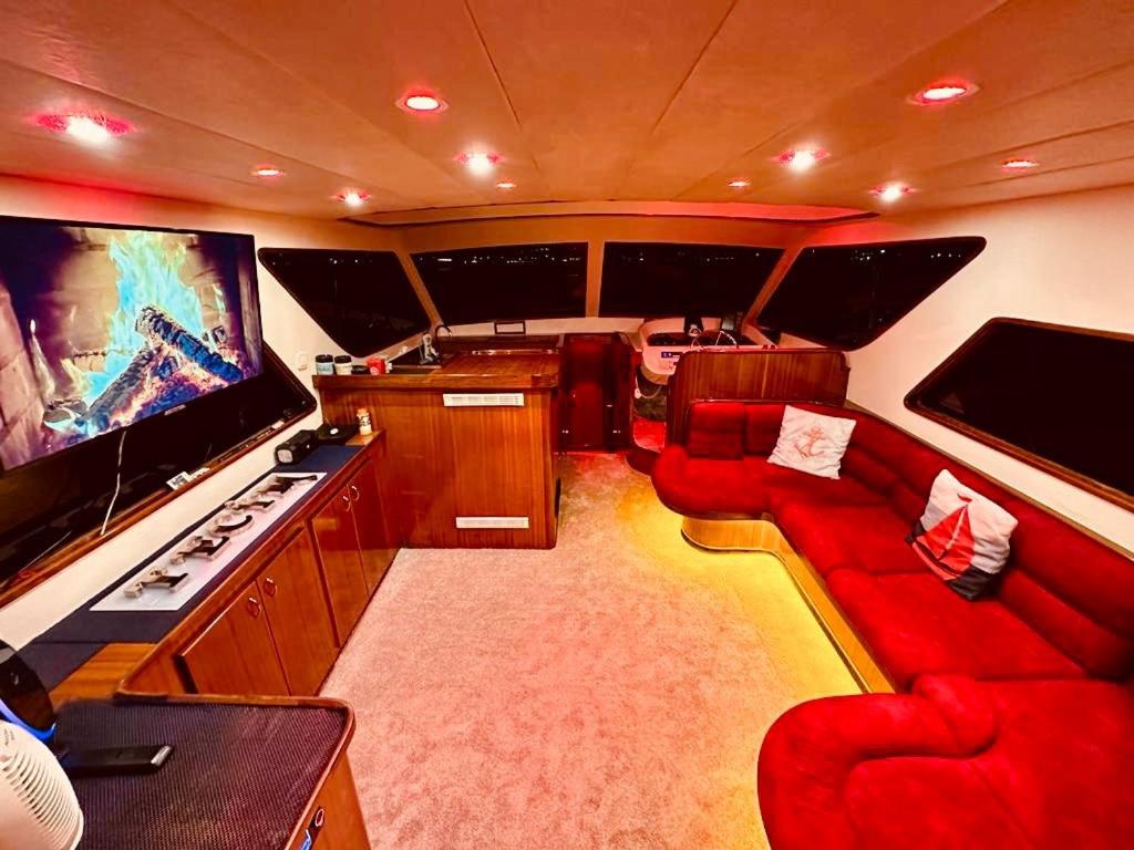 ein Wohnzimmer mit einem roten Sofa und einem Fernseher in der Unterkunft Osman in Istanbul