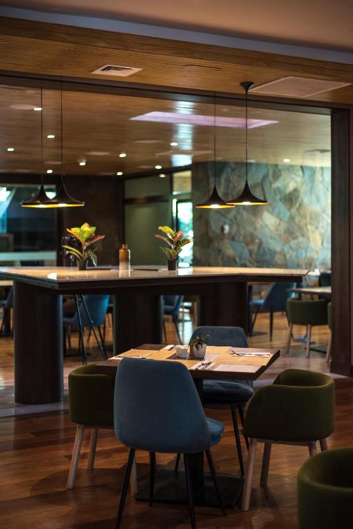 Restaurace v ubytování Courtyard by Marriott Puerto Montt