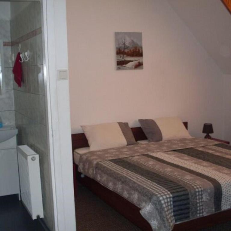 Postel nebo postele na pokoji v ubytování SZIESZTA APARTMAN