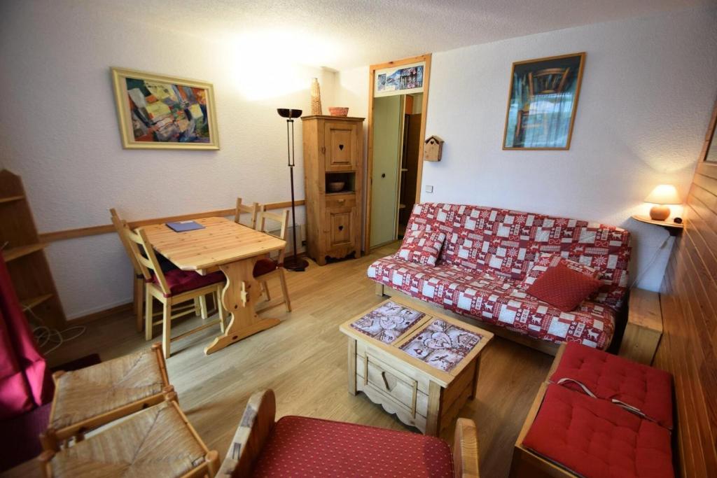 un salon avec un canapé et une table dans l'établissement Résidence Le Plein Sud - 2 pièces 5/6 pers. PLAGNE VILLAGES - LE PLEIN SUD - Wifi inclus MAE-1804, à Aime La Plagne