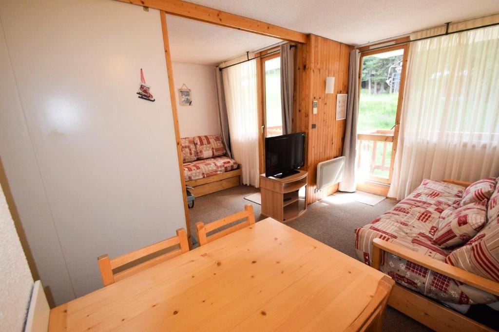 un salon avec un canapé, une table et une télévision dans l'établissement Résidence Les Soldanelles - Studio divisible 4 pers - LES SOLDANELLES - PLAGNE VILLAGES MAE-6054, à Aime La Plagne