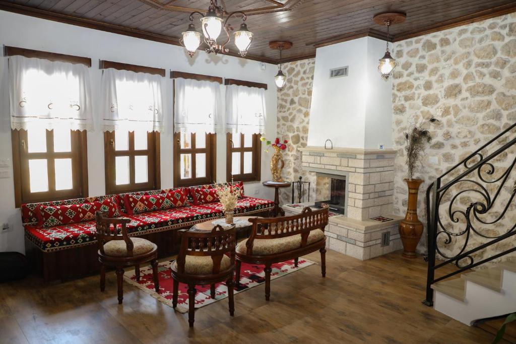 Posezení v ubytování The House of Dollma , Inside Kruja Castle