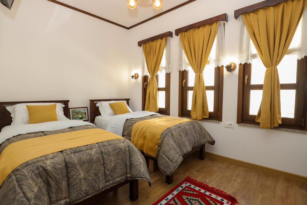 The House of Dollma , Inside Kruja Castle - Deluxe Double O Twin Room Con Vista Al Jardín