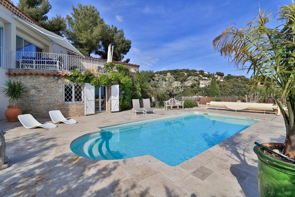 une piscine devant une maison dans l'établissement Magnifique villa vue mer et piscine, à Bandol