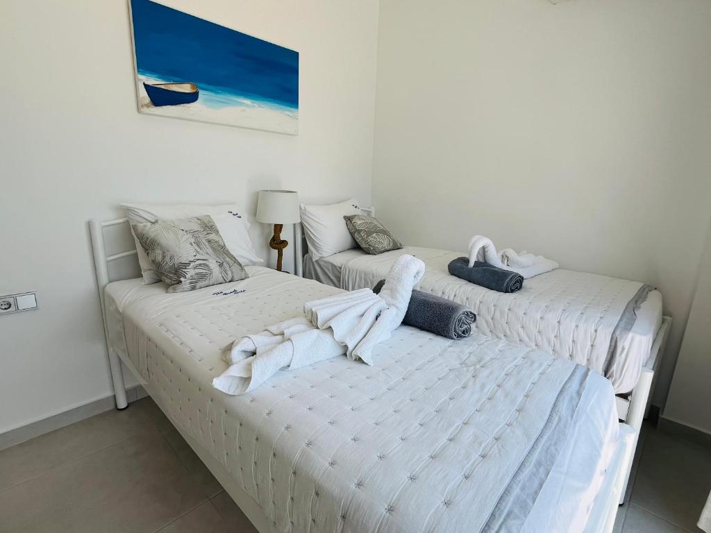 Posteľ alebo postele v izbe v ubytovaní The Beach Villa, Perigiali - LUXURY BEACHFRONT