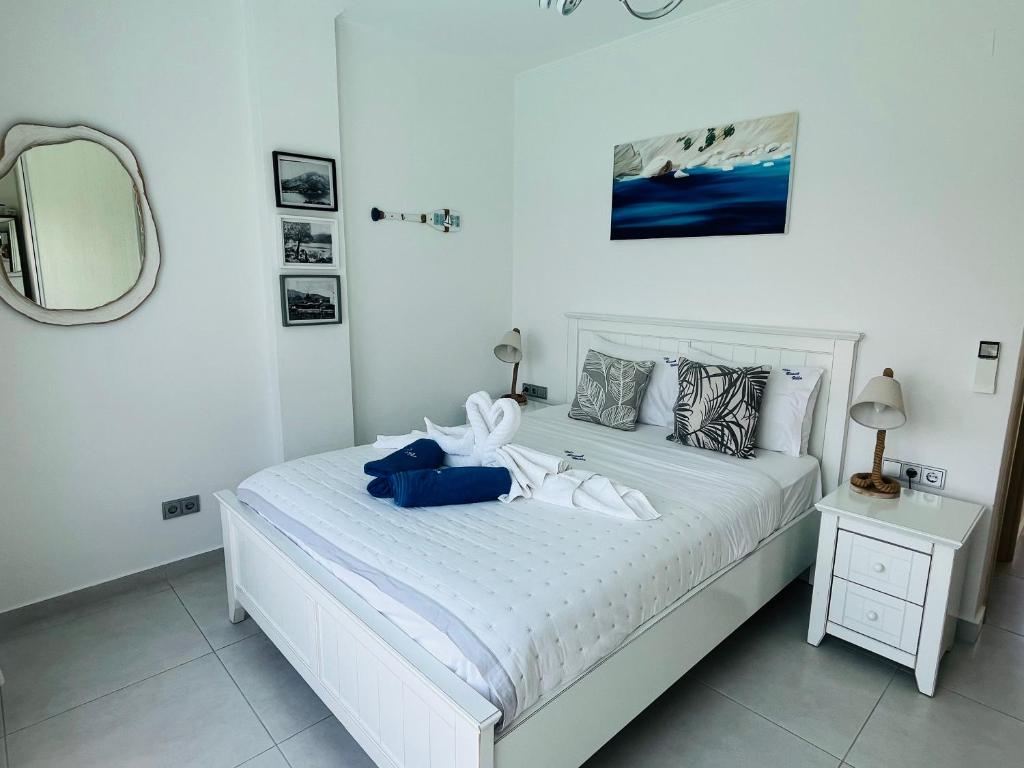 Posteľ alebo postele v izbe v ubytovaní The Beach Villa, Perigiali - LUXURY BEACHFRONT