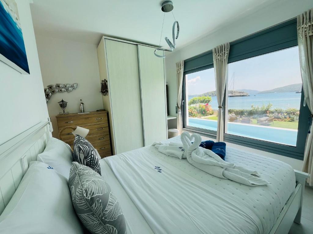Posteľ alebo postele v izbe v ubytovaní The Beach Villa, Perigiali - LUXURY BEACHFRONT