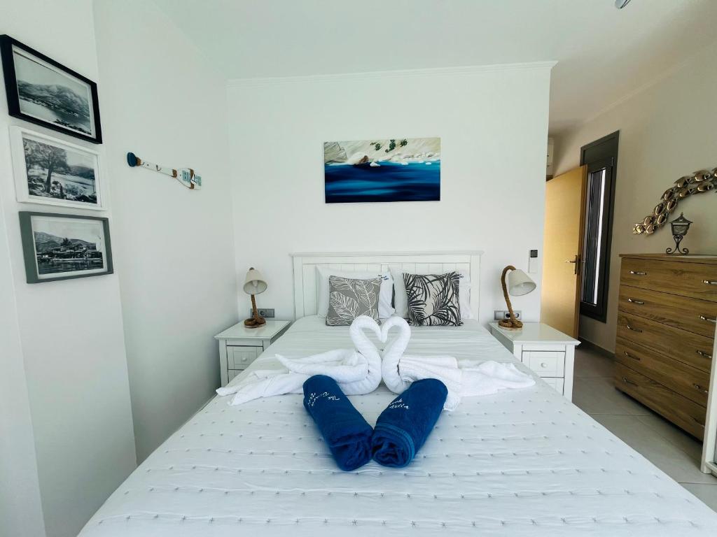 Posteľ alebo postele v izbe v ubytovaní The Beach Villa, Perigiali - LUXURY BEACHFRONT