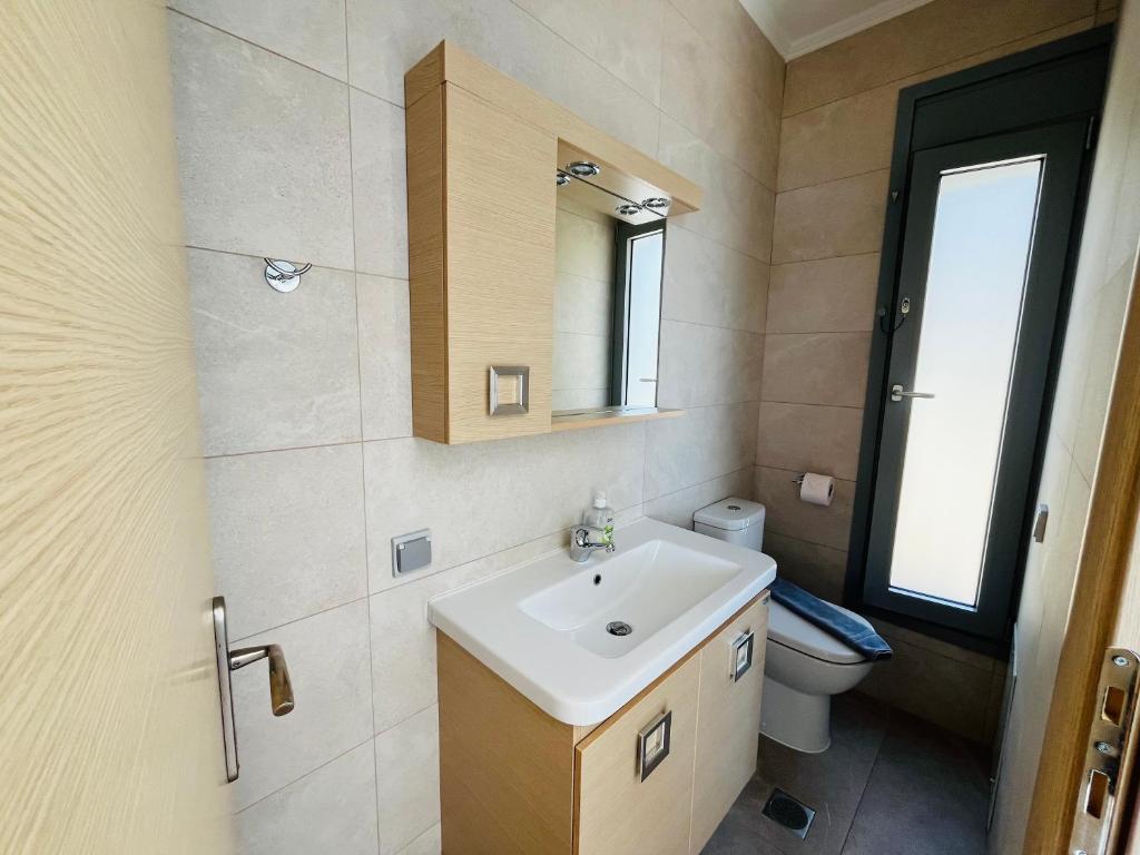 Kúpeľňa v ubytovaní The Beach Villa, Perigiali - LUXURY BEACHFRONT