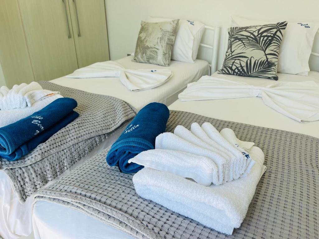 Posteľ alebo postele v izbe v ubytovaní The Beach Villa, Perigiali - LUXURY BEACHFRONT