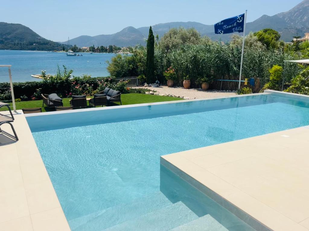 Bazén v ubytovaní The Beach Villa, Perigiali - LUXURY BEACHFRONT alebo v jeho blízkosti