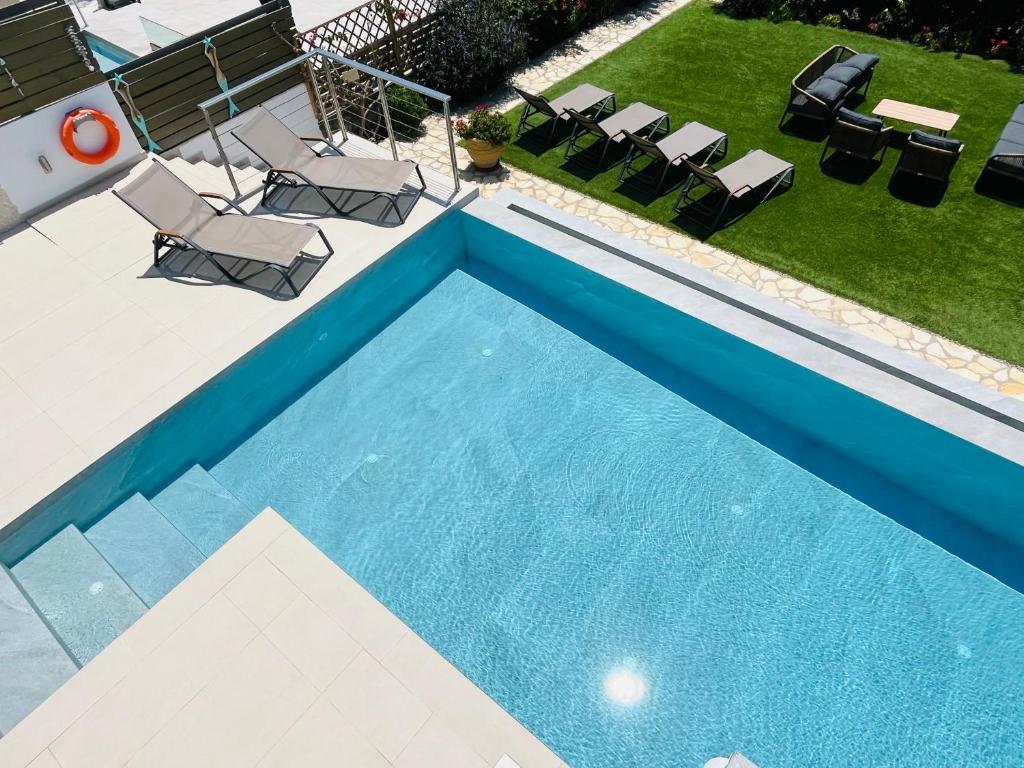 Bazén v ubytovaní The Beach Villa, Perigiali - LUXURY BEACHFRONT alebo v jeho blízkosti