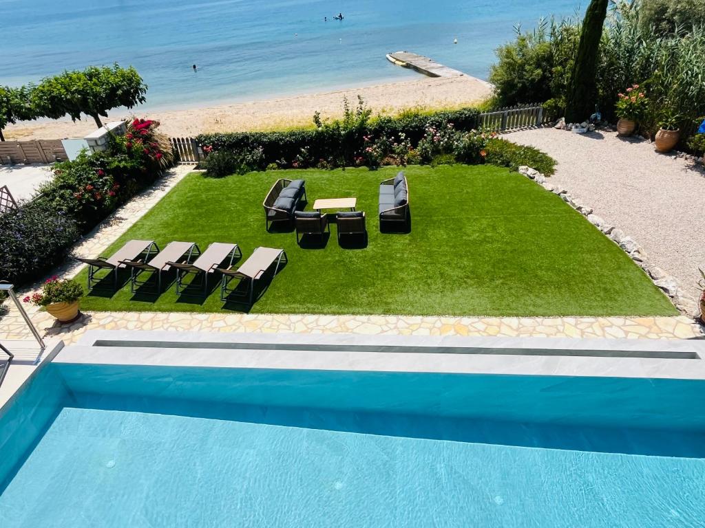 Bazén v ubytovaní The Beach Villa, Perigiali - LUXURY BEACHFRONT alebo v jeho blízkosti