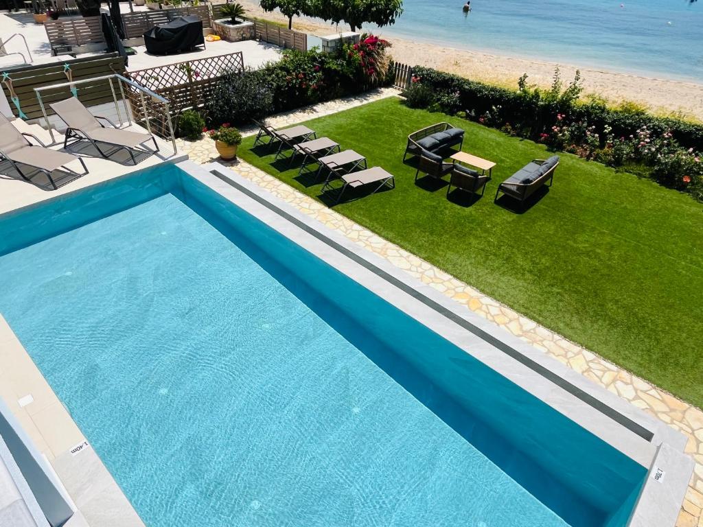 Bazén v ubytovaní The Beach Villa, Perigiali - LUXURY BEACHFRONT alebo v jeho blízkosti