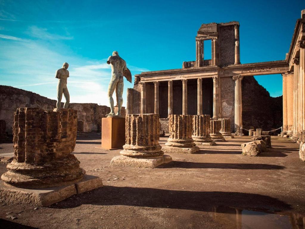 posąg człowieka na piedestale przed budynkiem w obiekcie Pompei Civico 84 w mieście Scafati