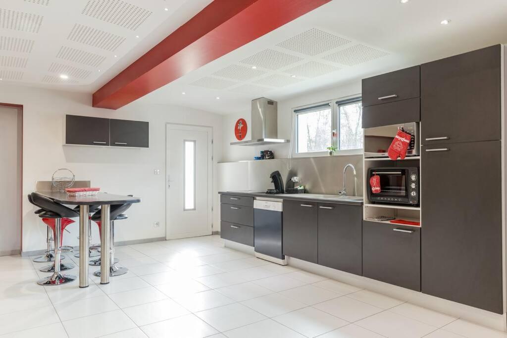Kuchyň nebo kuchyňský kout v ubytování Spacieux appartement dans le vignoble