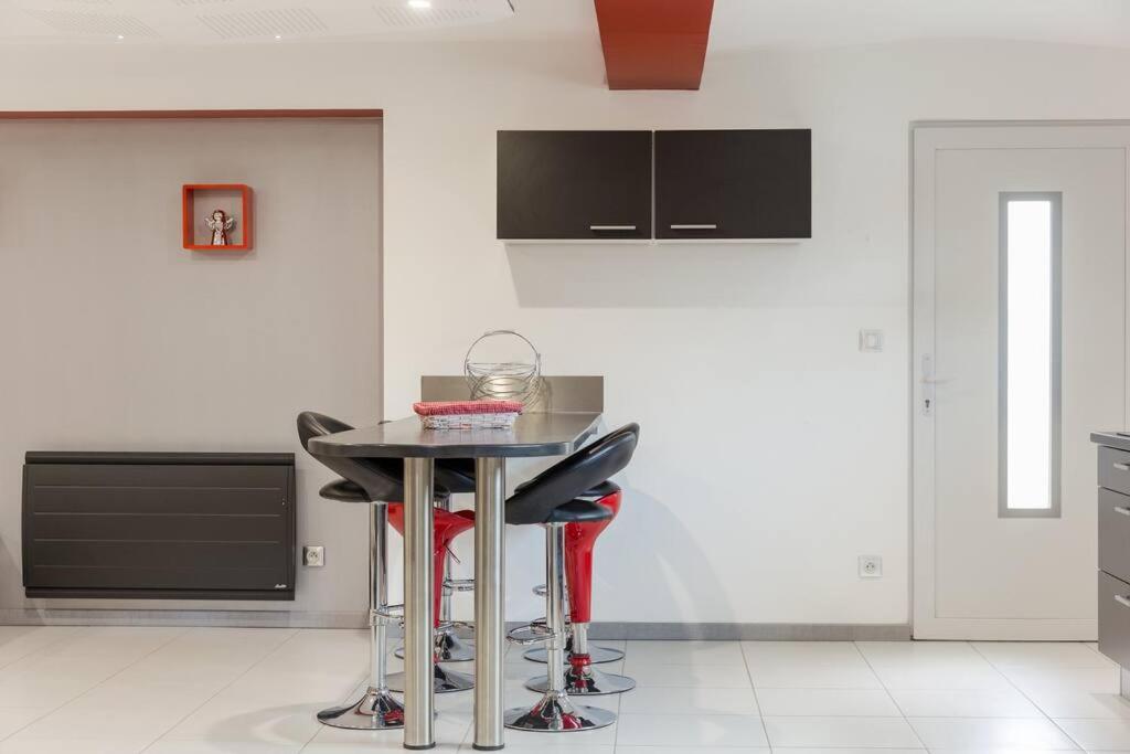 TV a/nebo společenská místnost v ubytování Spacieux appartement dans le vignoble