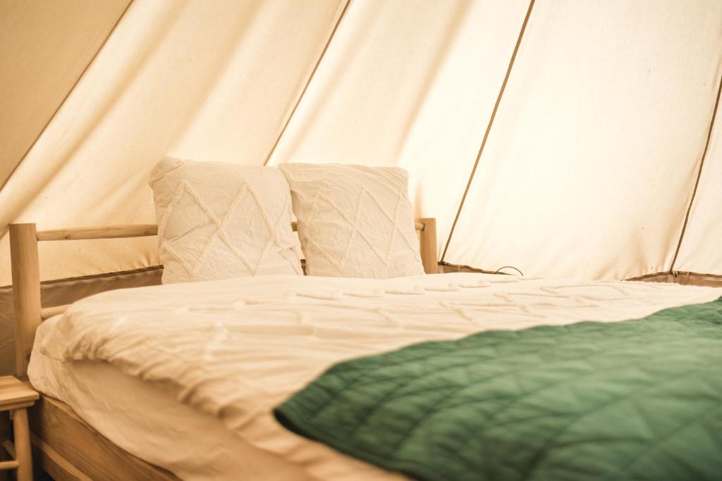 Postel nebo postele na pokoji v ubytování Strandbad Steckborn mit Herberge, Camping & Glamping