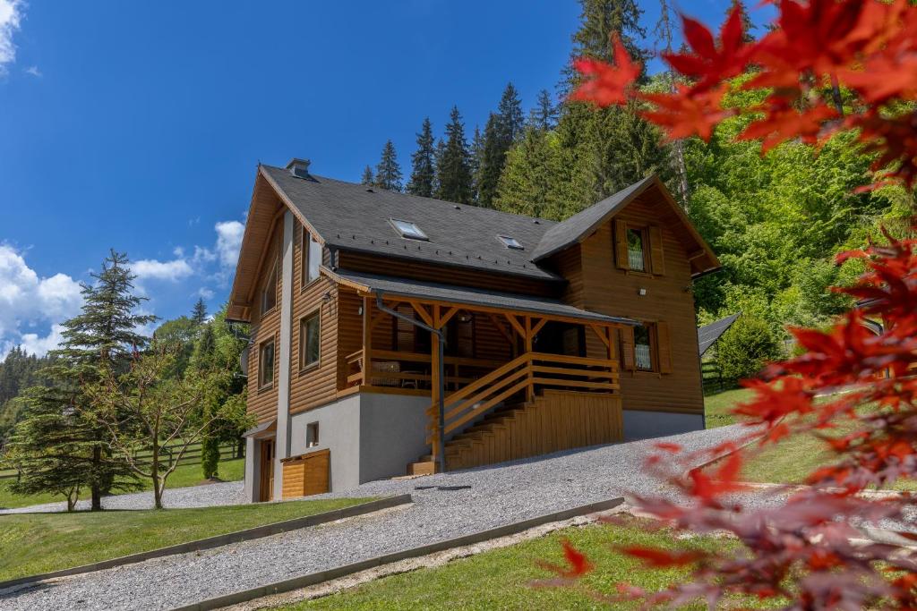 una grande casa in legno con garage di Paltán Vendégház a Borzont