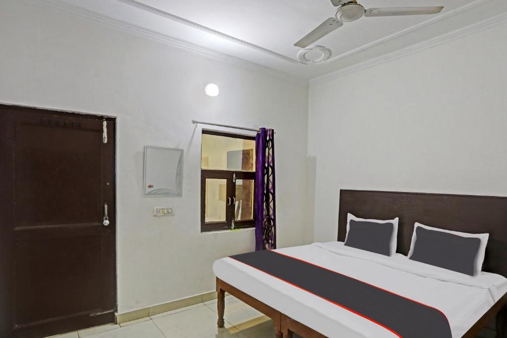 Fotografie z fotogalerie ubytování Collection O Mayank Guest House Near ISKCON Temple Noida v destinaci Kālkāji Devi