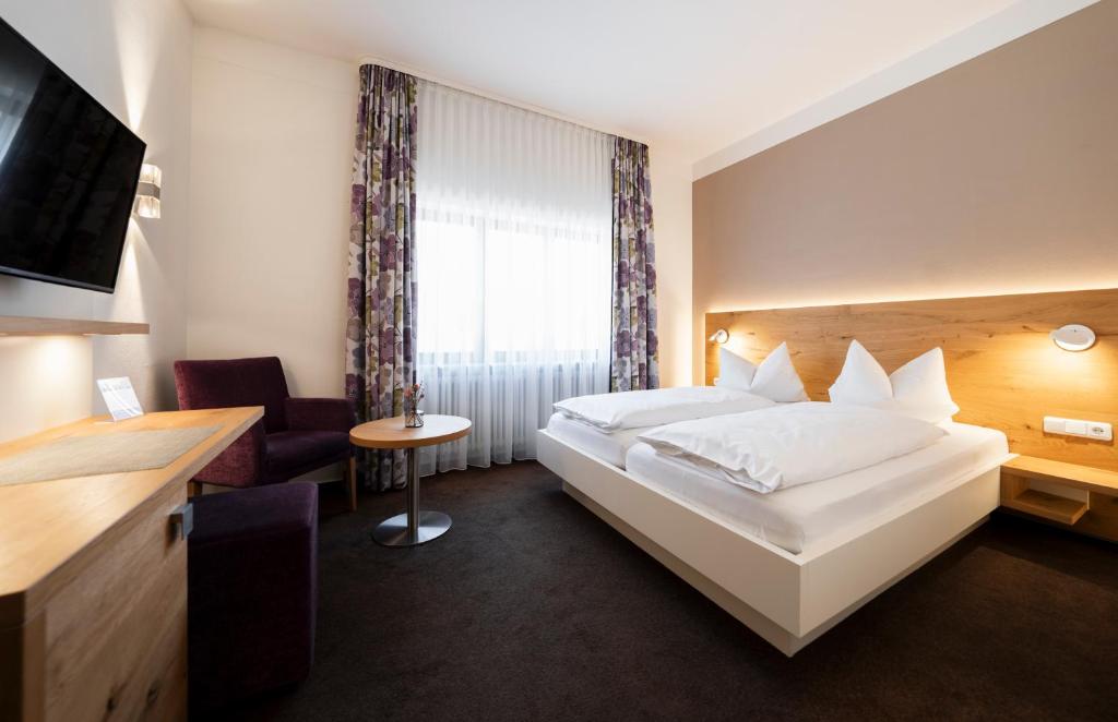 Postel nebo postele na pokoji v ubytování Hotel-Gasthof Rose