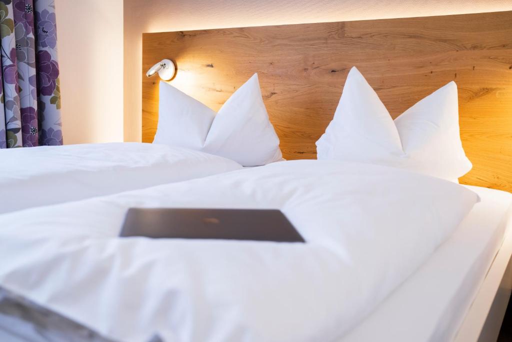 Postel nebo postele na pokoji v ubytování Hotel-Gasthof Rose