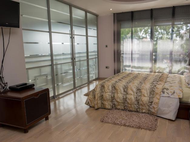 Una cama o camas en una habitación de Lux Villa Ivan Budva