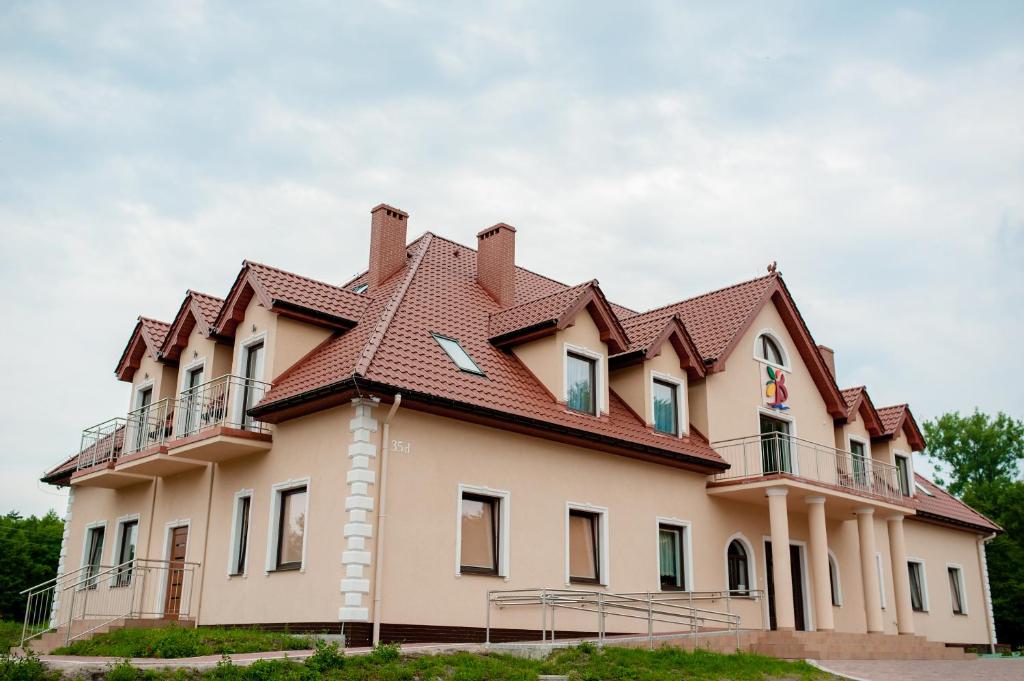バルリネクにあるBukowa Przystań Barlinekの屋根付きの建物