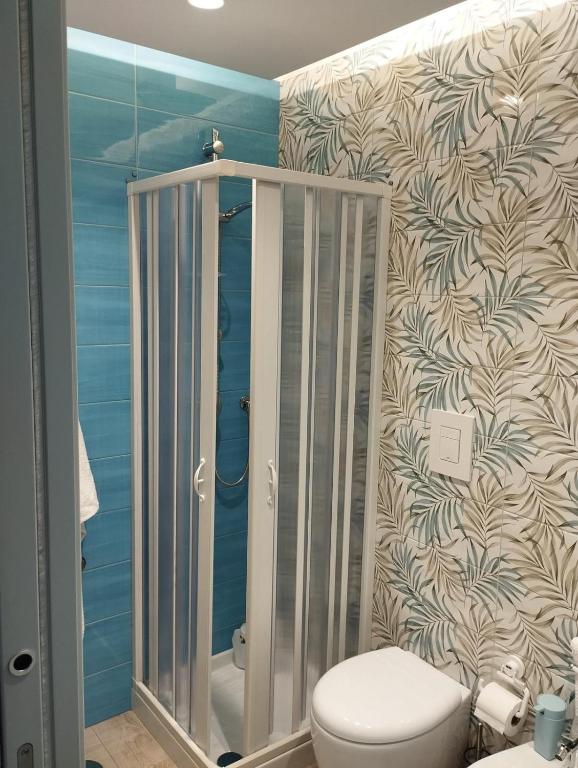bagno con doccia e servizi igienici di Al GeChiGiù a Bacoli