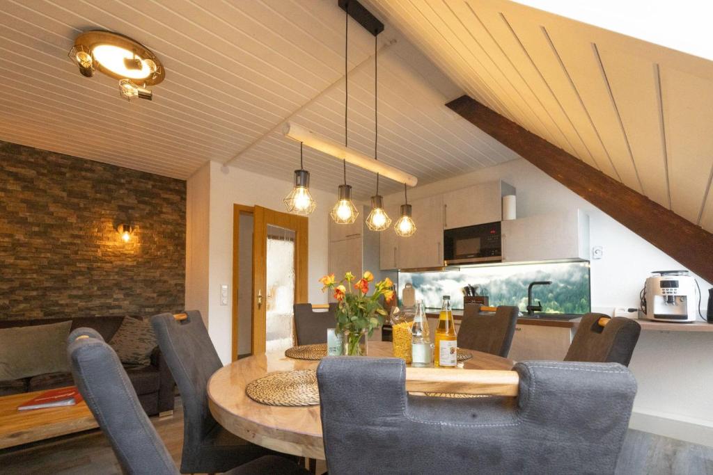 una sala da pranzo e una cucina con tavolo e sedie di Ferienhof-Gerda-Ferienwohnung-Sternenhimmel a Oberkirnach