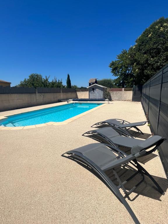 Πισίνα στο ή κοντά στο Studio Menthe-Clim-Terrain de pétanque-Piscine collective