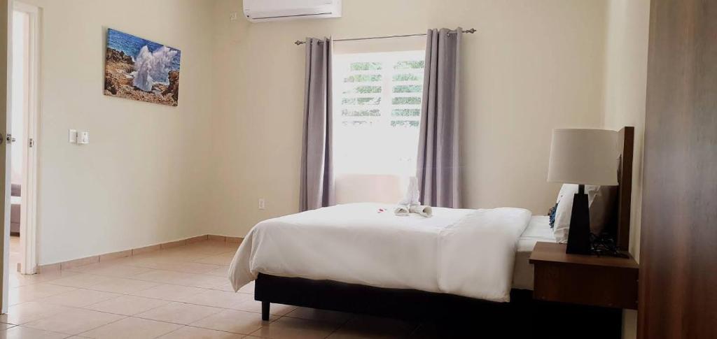 Postel nebo postele na pokoji v ubytování Gamay Souterrain Apartment, near beach in Curaçao