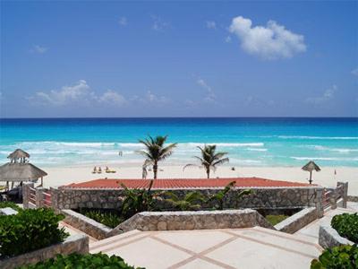 vistas a la playa y al océano con la gente en Apartment Ocean Front Cancun, en Cancún