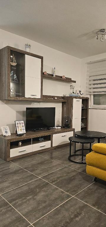 Телевизор и/или развлекательный центр в Luxury oaza Novalja