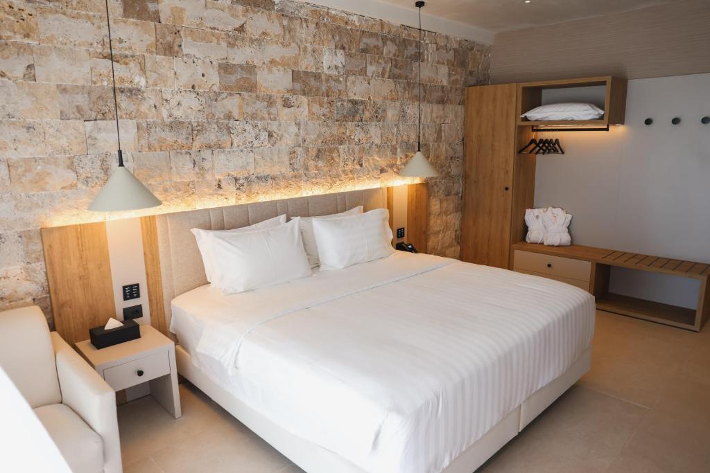 Postel nebo postele na pokoji v ubytování Drymades Inn Resort