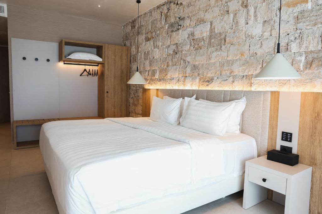 Postel nebo postele na pokoji v ubytování Drymades Inn Resort