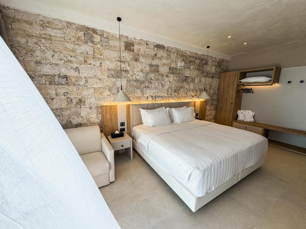 Postel nebo postele na pokoji v ubytování Drymades Inn Resort