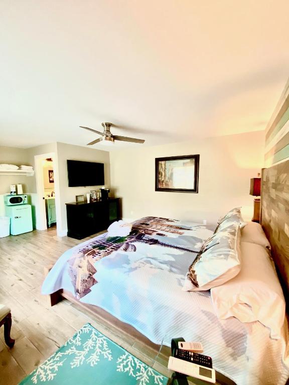 a bedroom with a large bed in a room at Oak Cottages 6 in Rockport