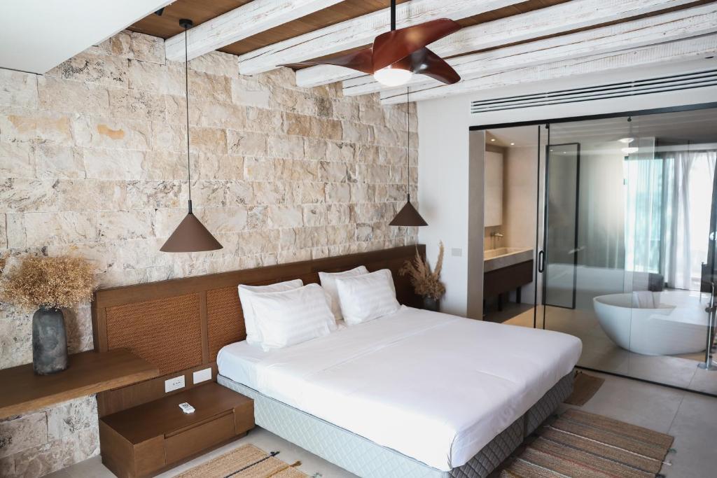 Postel nebo postele na pokoji v ubytování Drymades Inn Resort