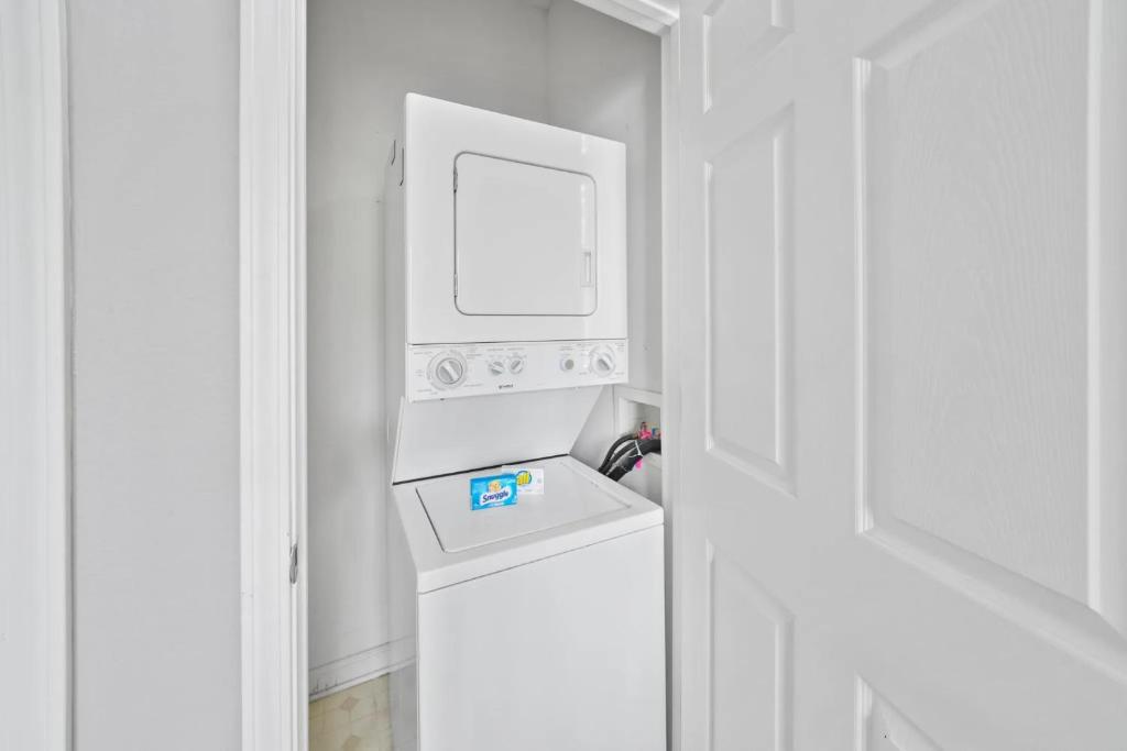 eine weiße Waschmaschine und ein Trockner in einem weißen Zimmer in der Unterkunft Sunny escape in Miramar Beach in Destin