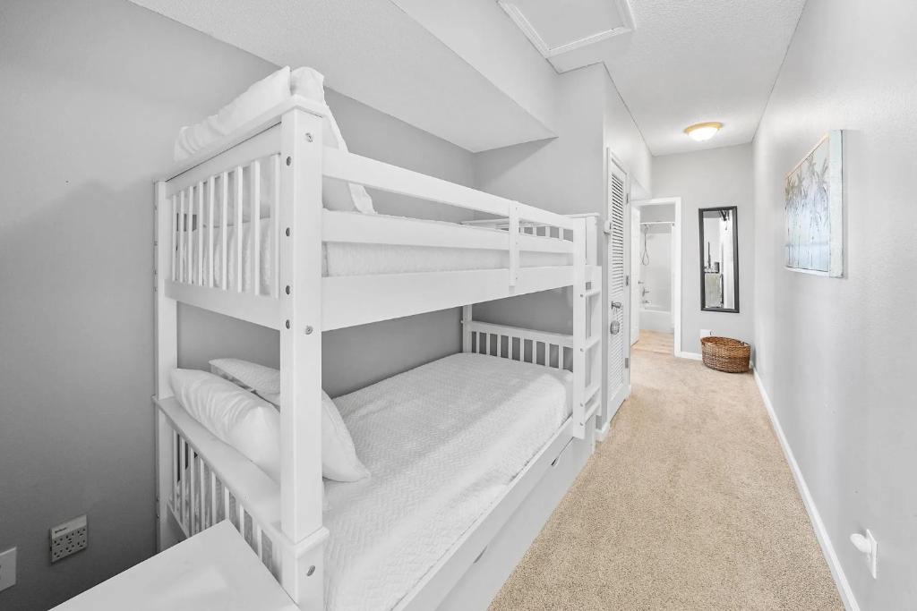 ein weißes Zimmer mit 2 Etagenbetten. in der Unterkunft Sunny escape in Miramar Beach in Destin