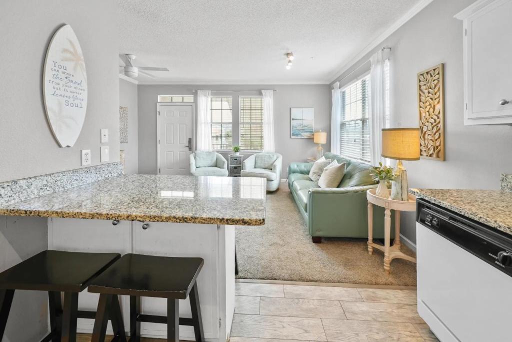 Dapur atau dapur kecil di Sunny escape in Miramar Beach