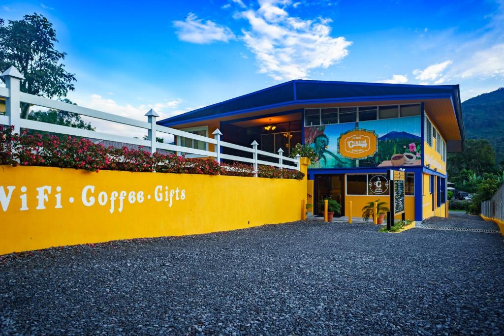 un bâtiment jaune avec un panneau qui lit des cadeaux de café wirtco dans l'établissement Hotel Central Boquete, à Boquete