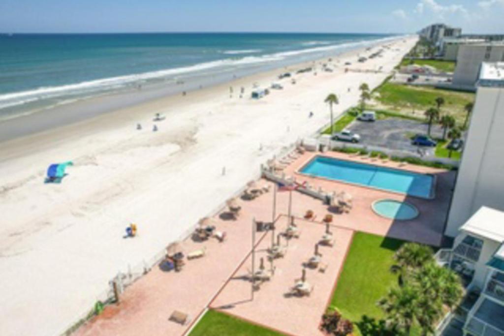 una vista aérea de una playa y el océano en Atlantic Escape, en Daytona Beach