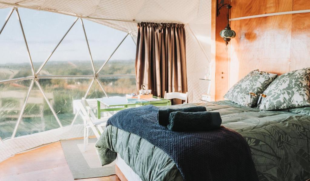 Postel nebo postele na pokoji v ubytování Buttercup Dome