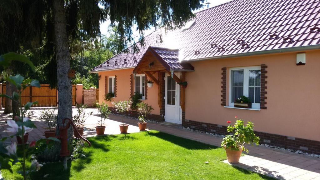 una casa con un patio con macetas en Chalupa Majer Biffar, en Dunajský Klátov