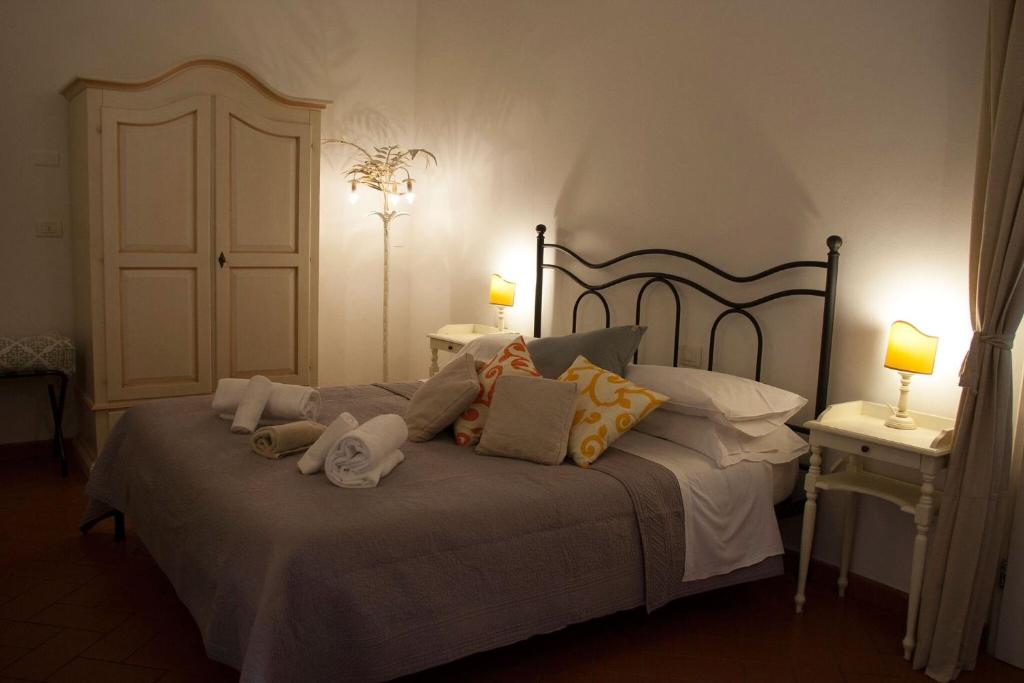 A bed or beds in a room at Cosy House