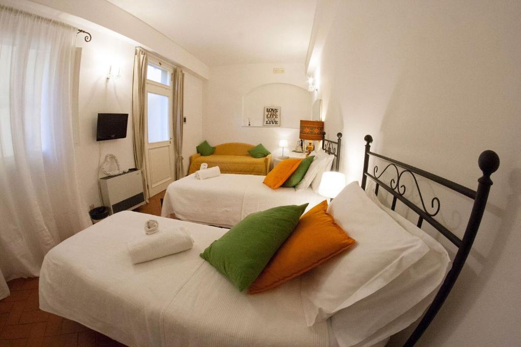 A bed or beds in a room at Cosy House