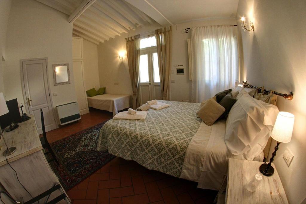 ein Schlafzimmer mit einem großen Bett und einem Fenster in der Unterkunft Cosy House in Florenz